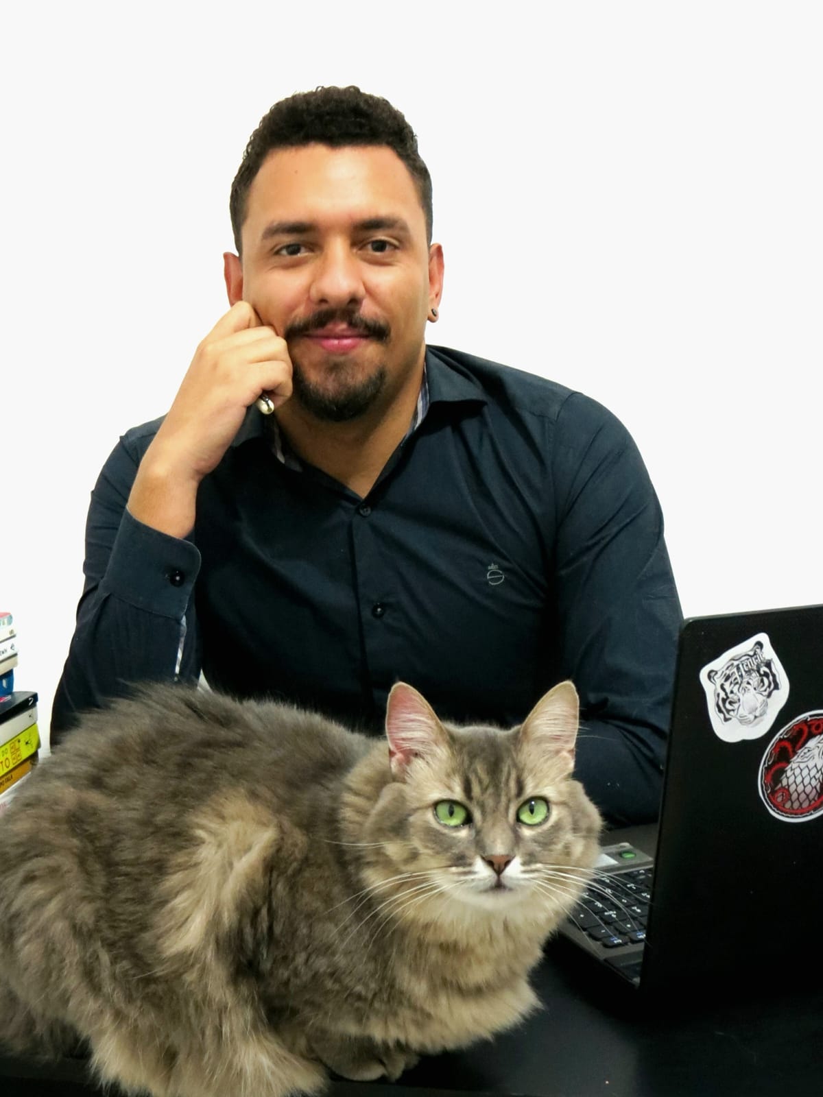 Foto de Matheus Albuquerque em ambiente de trabalho